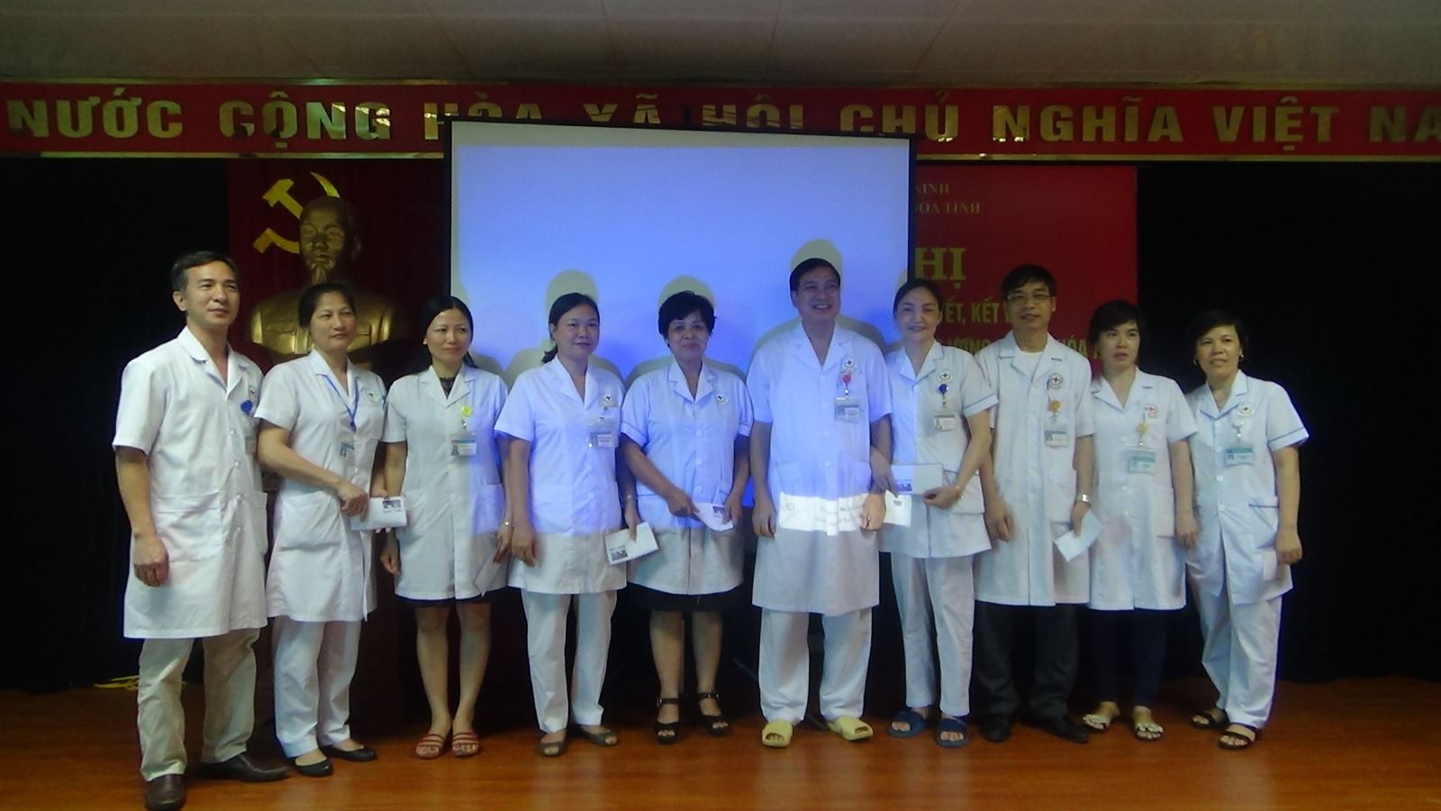 Bệnh viện đa khoa tỉnh Bắc Ninh tổ chức gặp mặt, phát thưởng các cháu là con cán bộ viên chức, người lao động Bệnh viện đỗ Đại học năm học 2017 - 2018 